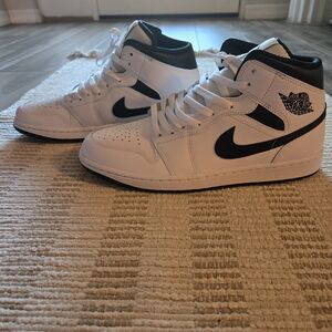 Jordan 1 Mid Size 10.5 Men